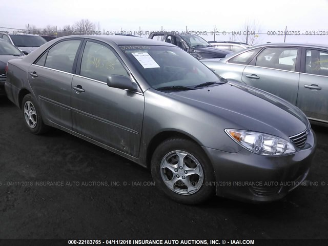 4T1BE32K25U979929 - 2005 TOYOTA CAMRY LE/XLE/SE ნაცრისფერი ფოტო 1