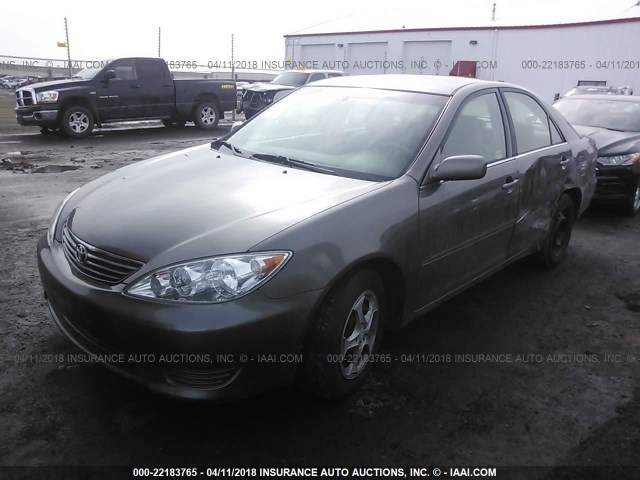 4T1BE32K25U979929 - 2005 TOYOTA CAMRY LE/XLE/SE ნაცრისფერი ფოტო 2