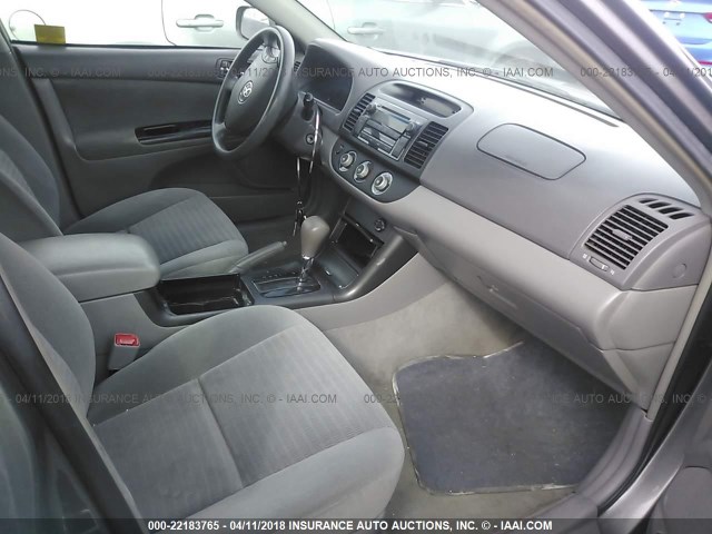 4T1BE32K25U979929 - 2005 TOYOTA CAMRY LE/XLE/SE ნაცრისფერი ფოტო 5