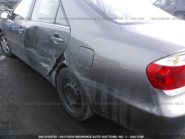 4T1BE32K25U979929 - 2005 TOYOTA CAMRY LE/XLE/SE ნაცრისფერი ფოტო 6