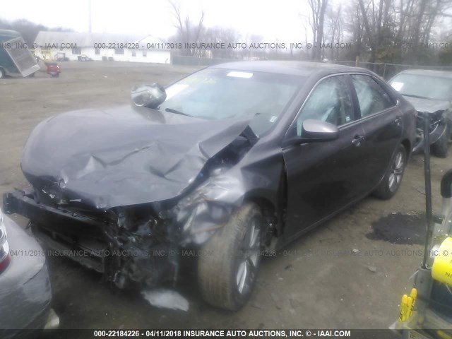 4T1BF1FK7GU574602 - 2016 TOYOTA CAMRY LE/XLE/SE/XSE Gris photo 2