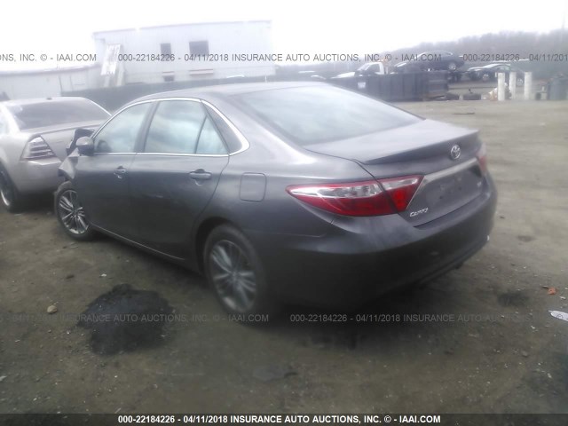 4T1BF1FK7GU574602 - 2016 TOYOTA CAMRY LE/XLE/SE/XSE Gris photo 3