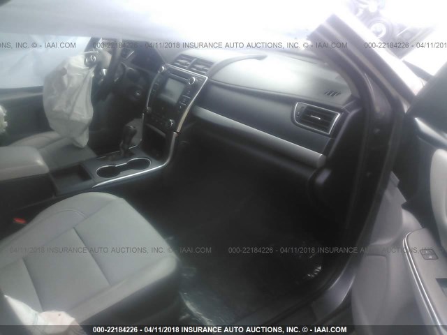 4T1BF1FK7GU574602 - 2016 TOYOTA CAMRY LE/XLE/SE/XSE Gris photo 5