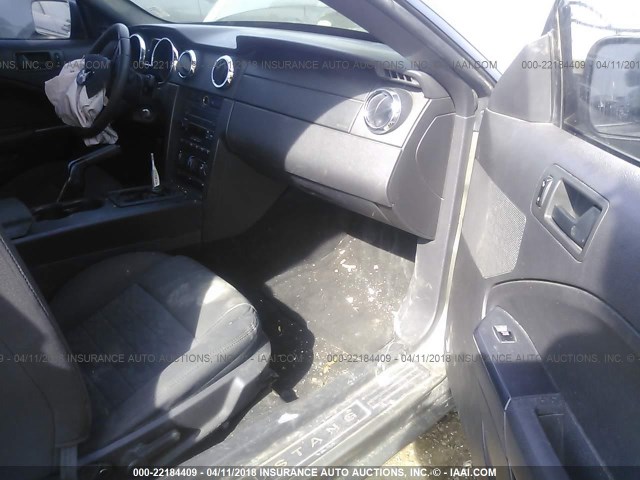 1ZVFT82H255241052 - 2005 FORD MUSTANG GT GRAY photo 5