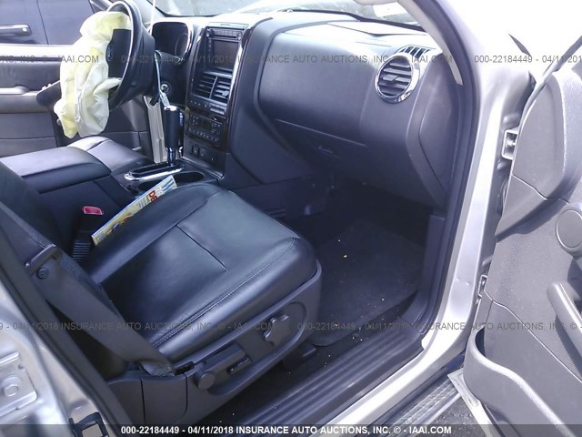 1FMEU65847UB10642 - 2007 FORD EXPLORER LIMITED 银色 照片 5