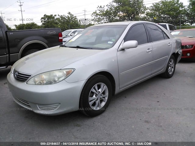 4T1BF32K55U093441 - 2005 TOYOTA CAMRY LE/XLE/SE SILVER photo 2