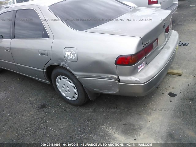 JT2BG22K3W0171227 - 1998 TOYOTA CAMRY CE/LE/XLE GRAY photo 6