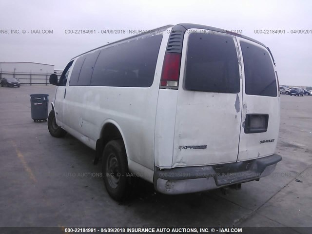 1GAHG39R6Y1239777 - 2000 CHEVROLET EXPRESS G3500  WHITE photo 3