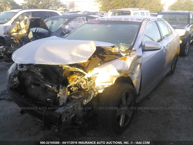 4T1BF1FK6CU175299 - 2012 TOYOTA CAMRY SE/LE/XLE Сұр фото 2
