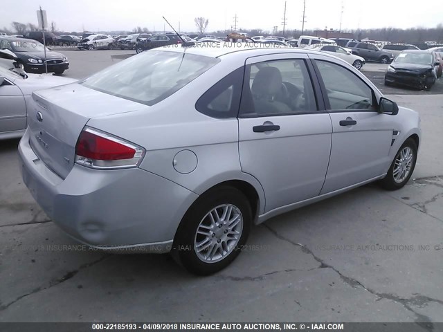 1FAHP35N28W133040 - 2008 FORD FOCUS SE/SEL/SES SILVER photo 4