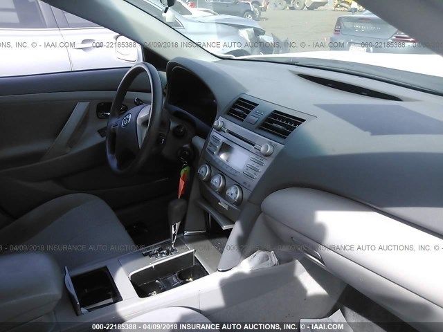 4T4BF3EKXBR161164 - 2011 TOYOTA CAMRY SE/LE/XLE WHITE photo 5