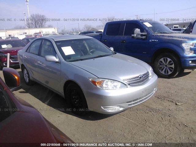 4T1BF30K02U010898 - 2002 TOYOTA CAMRY LE/XLE/SE ვერცხლისფერი ფოტო 1