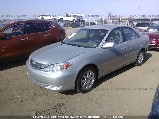 4T1BF30K02U010898 - 2002 TOYOTA CAMRY LE/XLE/SE ვერცხლისფერი ფოტო 2