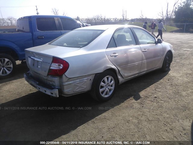 4T1BF30K02U010898 - 2002 TOYOTA CAMRY LE/XLE/SE ვერცხლისფერი ფოტო 4