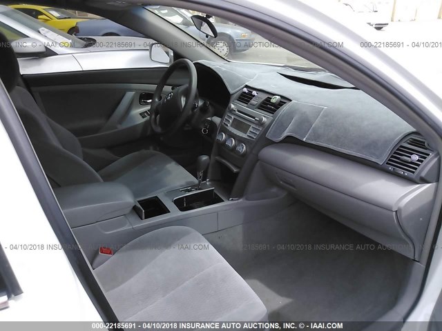 4T1BF3EK2AU557937 - 2010 TOYOTA CAMRY SE/LE/XLE WHITE photo 5