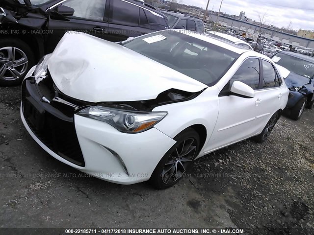 4T1BF1FK2GU502688 - 2016 TOYOTA CAMRY LE/XLE/SE/XSE WHITE photo 2