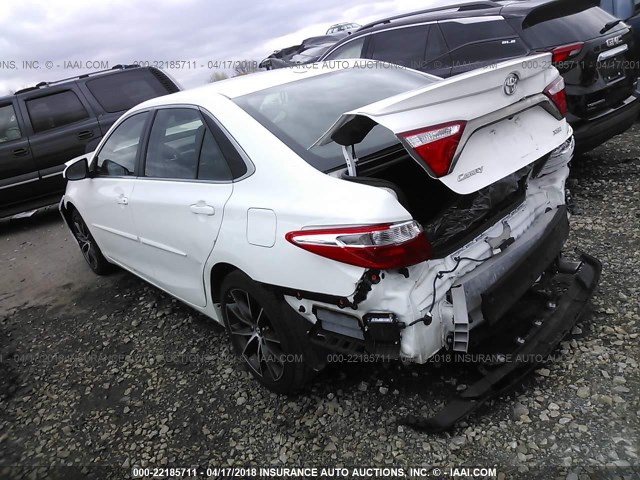 4T1BF1FK2GU502688 - 2016 TOYOTA CAMRY LE/XLE/SE/XSE WHITE photo 3