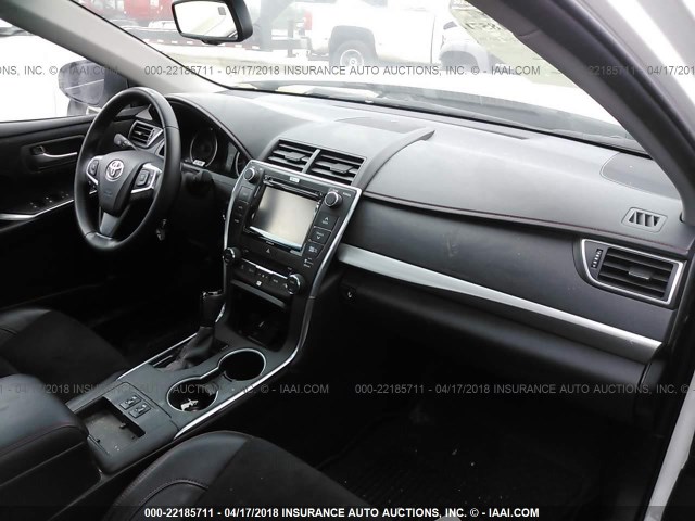 4T1BF1FK2GU502688 - 2016 TOYOTA CAMRY LE/XLE/SE/XSE WHITE photo 5