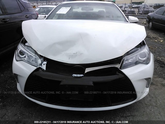 4T1BF1FK2GU502688 - 2016 TOYOTA CAMRY LE/XLE/SE/XSE WHITE photo 6