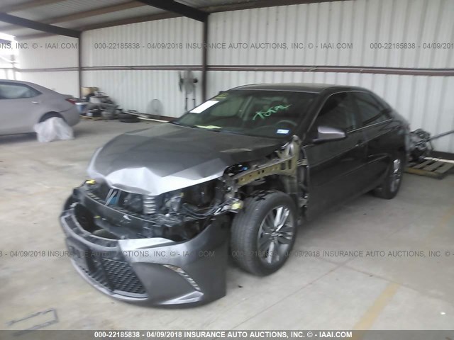4T1BF1FK3HU413987 - 2017 TOYOTA CAMRY LE/XLE/SE/XSE GRAY photo 2