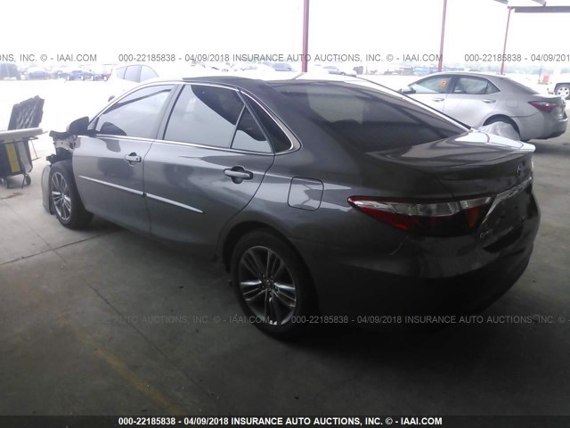 4T1BF1FK3HU413987 - 2017 TOYOTA CAMRY LE/XLE/SE/XSE GRAY photo 3
