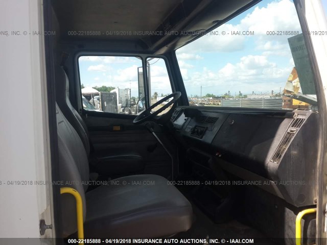 1FVABSAK91HJ37942 - 2001 FREIGHTLINER FL70  WHITE photo 5