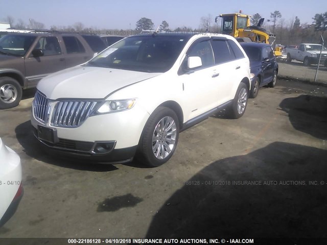 2LMDJ8JK3BBJ13973 - 2011 LINCOLN MKX WHITE photo 2