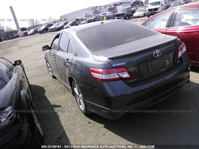 4T1BF3EKXAU060800 - 2010 TOYOTA CAMRY SE/LE/XLE GRAY photo 3