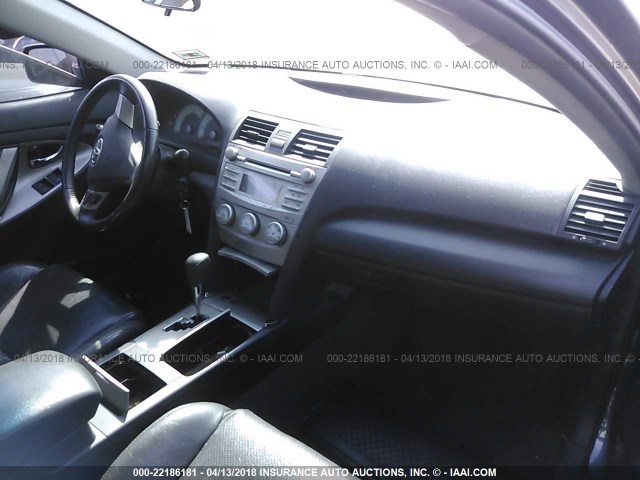 4T1BF3EKXAU060800 - 2010 TOYOTA CAMRY SE/LE/XLE GRAY photo 5