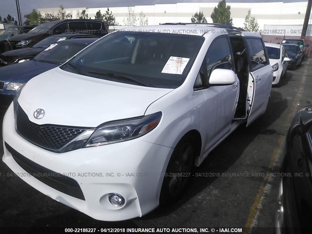 5TDXZ3DC4HS798019 - 2017 TOYOTA SIENNA SE WHITE photo 2