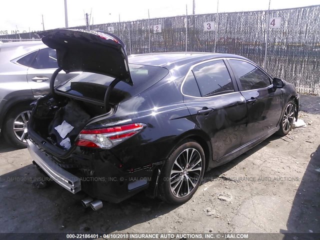 4T1B11HK8JU533513 - 2018 TOYOTA CAMRY L/LE/XLE/SE/XSE BLACK photo 4