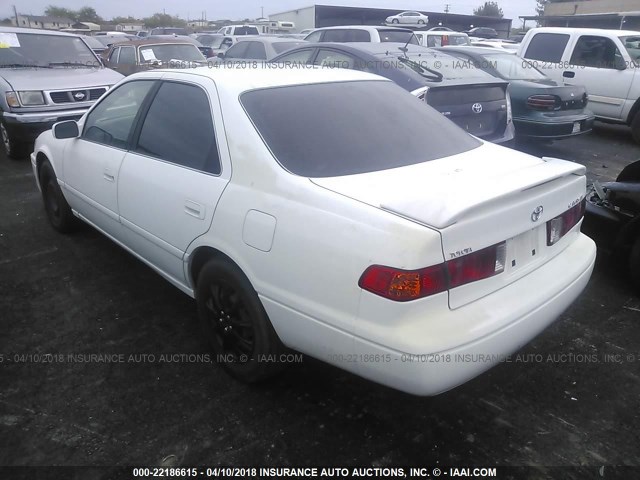 JT2BF22K410295115 - 2001 TOYOTA CAMRY CE/LE/XLE WHITE photo 3