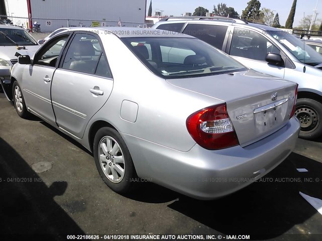 4T1BF32K24U069712 - 2004 TOYOTA CAMRY LE/XLE/SE SILVER photo 3