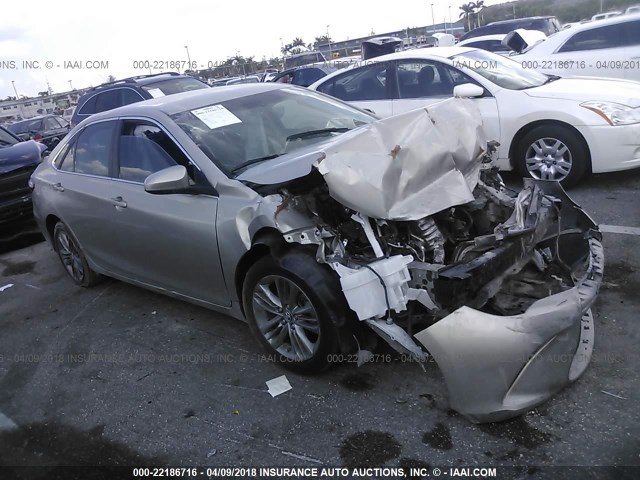 4T1BF1FK5HU615584 - 2017 TOYOTA CAMRY LE/XLE/SE/XSE GRAY photo 1