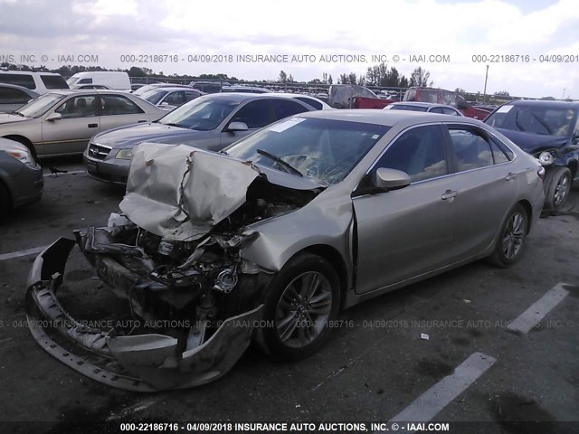 4T1BF1FK5HU615584 - 2017 TOYOTA CAMRY LE/XLE/SE/XSE GRAY photo 2