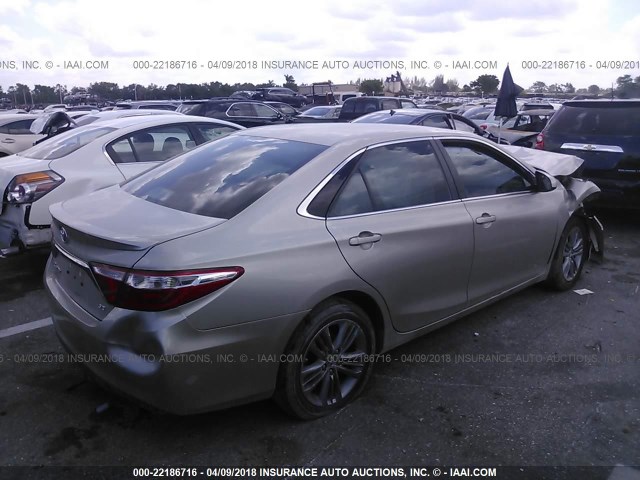 4T1BF1FK5HU615584 - 2017 TOYOTA CAMRY LE/XLE/SE/XSE GRAY photo 4