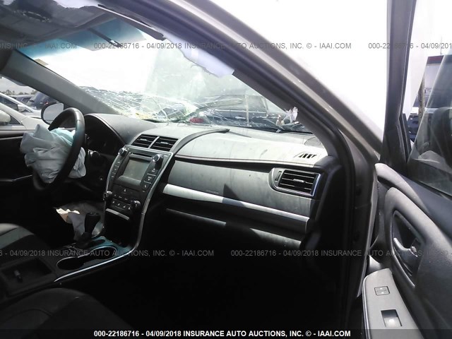 4T1BF1FK5HU615584 - 2017 TOYOTA CAMRY LE/XLE/SE/XSE GRAY photo 5