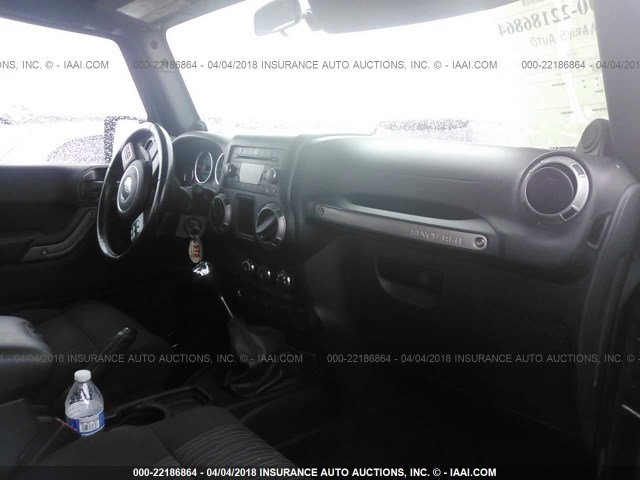 1C4AJWAG7CL131462 - 2012 JEEP WRANGLER SPORT BLACK photo 5