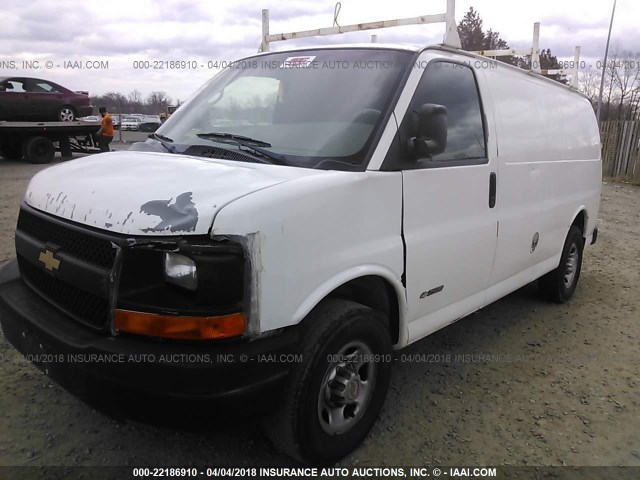 1GCGG25V041229174 - 2004 CHEVROLET EXPRESS G2500  WHITE photo 2