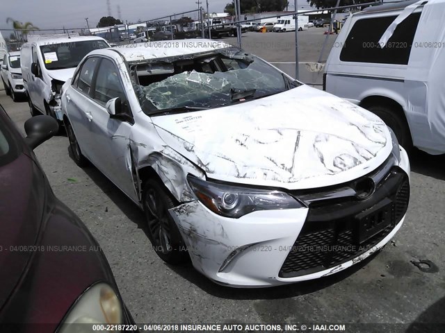 4T1BF1FK6HU392505 - 2017 TOYOTA CAMRY LE/XLE/SE/XSE WHITE photo 1