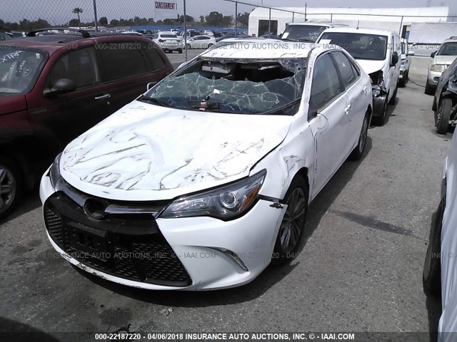 4T1BF1FK6HU392505 - 2017 TOYOTA CAMRY LE/XLE/SE/XSE WHITE photo 2