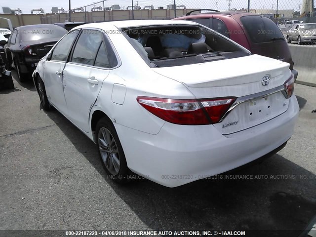 4T1BF1FK6HU392505 - 2017 TOYOTA CAMRY LE/XLE/SE/XSE WHITE photo 3