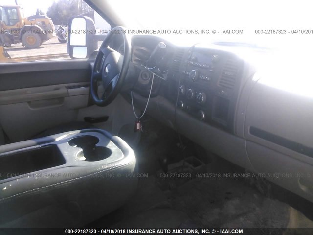 1GC1KVCG8DF124850 - 2013 CHEVROLET SILVERADO K2500 HEAVY DUTY SILVER photo 5