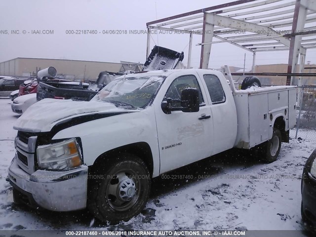 1GBJK39628E205314 - 2008 CHEVROLET SILVERADO K3500 WHITE photo 2