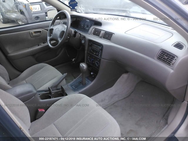 4T1BF22K11U128948 - 2001 TOYOTA CAMRY LE/XLE GOLD photo 5