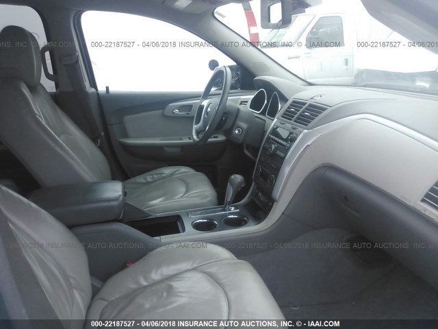 1GNLRGED6AS133057 - 2010 CHEVROLET TRAVERSE LT WHITE photo 5