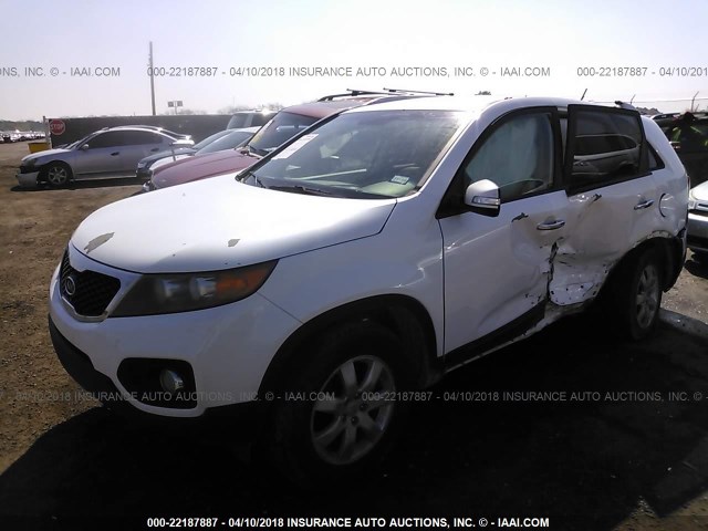 5XYKT3A1XBG007544 - 2011 KIA SORENTO LX WHITE photo 2