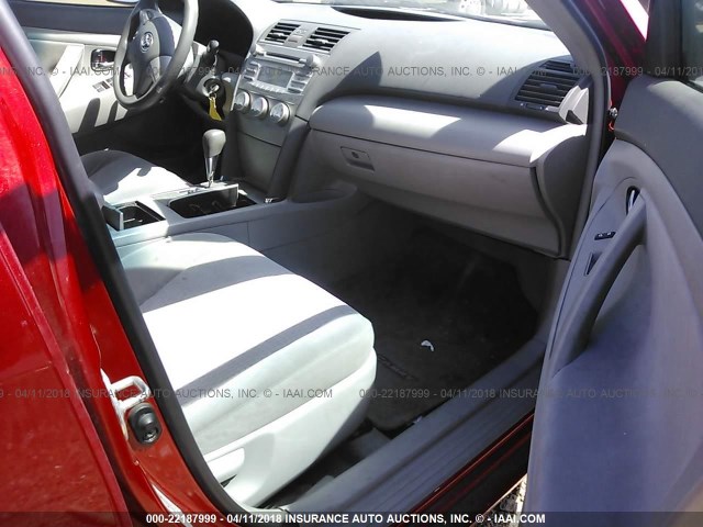 4T4BF3EKXBR192141 - 2011 TOYOTA CAMRY SE/LE/XLE RED photo 5