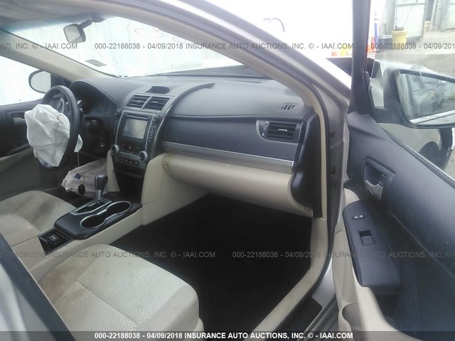 4T1BF1FK1DU649175 - 2013 TOYOTA CAMRY L/SE/LE/XLE 棕色 照片 5
