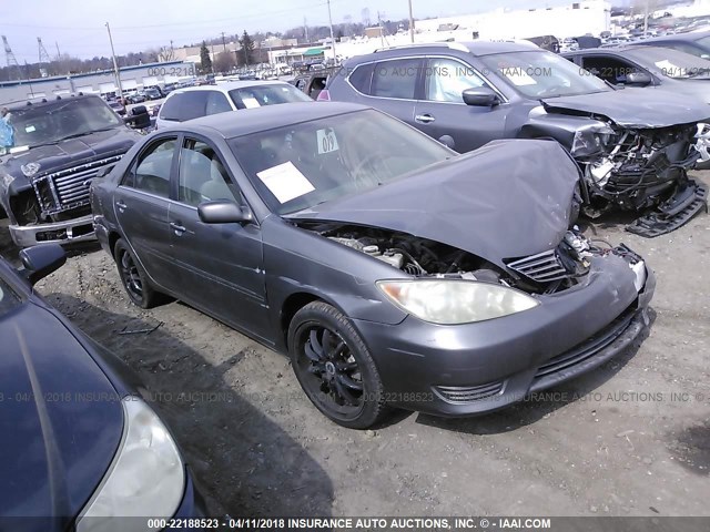 4T1BE32K85U588364 - 2005 TOYOTA CAMRY LE/XLE/SE GRAY photo 1